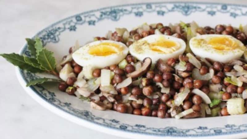 Hodmedod-Black-Badger-peas-with-eggs-and-spice