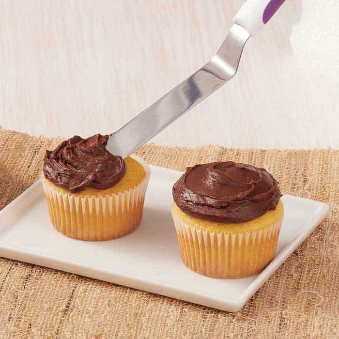 Pipe Frost Cupcakes with a Knife