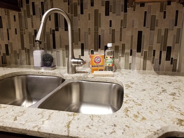 Use vinegar to remove rust on stainless steel sink 