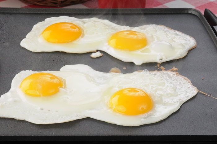 How do you cook eggs on a griddle